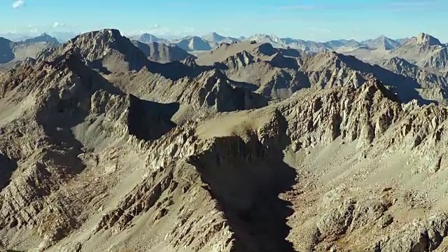 锯齿状的内华达山脉山峰视频素材