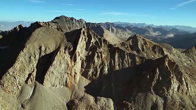 内华达山脉崎岖的山峰视频素材