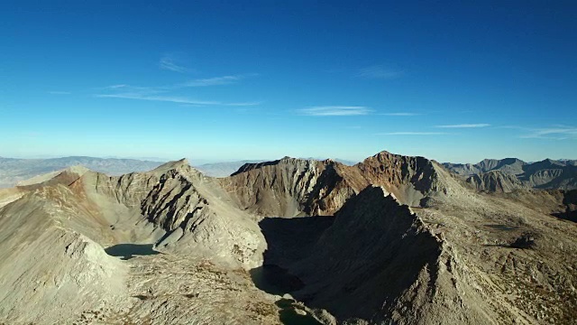 内华达山脉的条纹山峰视频素材