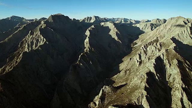 崎岖的内华达山脉鸟瞰图视频素材