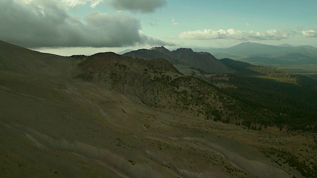 鸟瞰图的火山景观视频素材