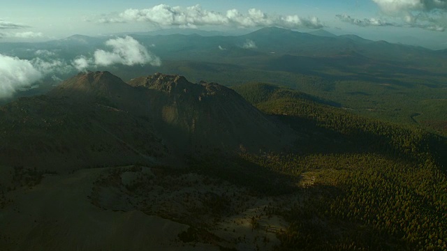 空中拍摄的火山景观视频素材