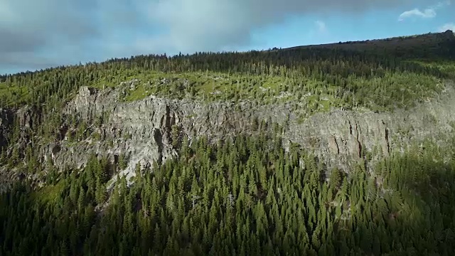 陡峭的悬崖在蓝色的湖峡谷CA视频素材