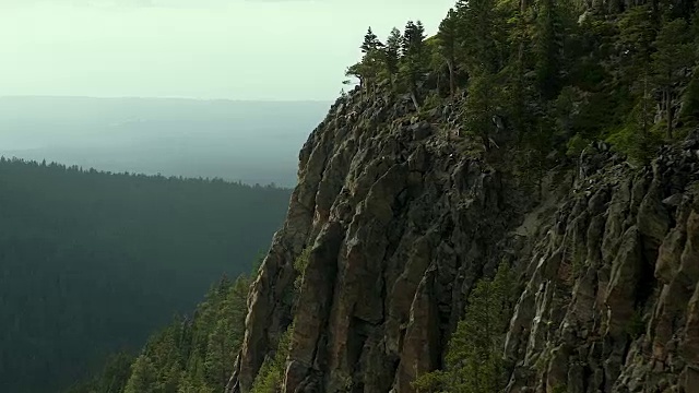 沿着崎岖的峡谷悬崖飞行视频素材