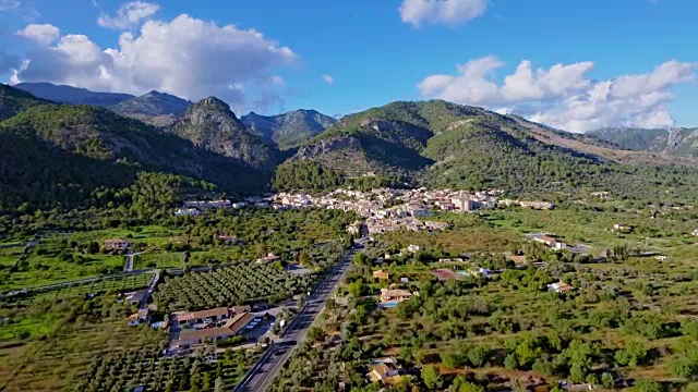 卡马里是马略卡岛巴利阿里岛的一个村庄，由Sierra de Tramuntana设计视频素材