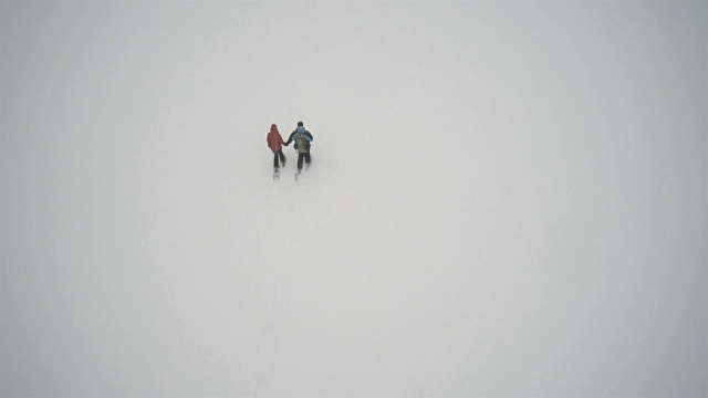 鸟瞰图家庭雪鞋户外在冬季暴风雪视频素材