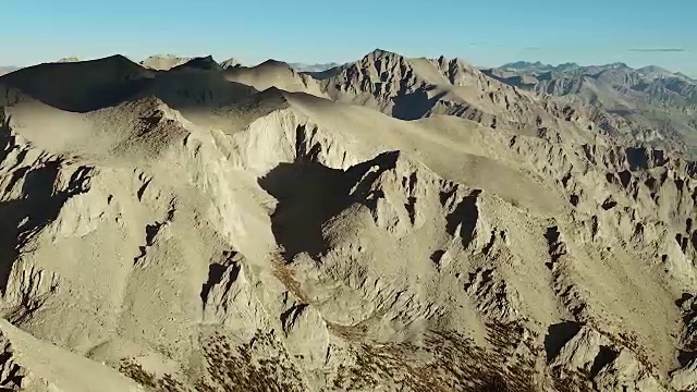 内华达山脉山脊上的山峰视频素材