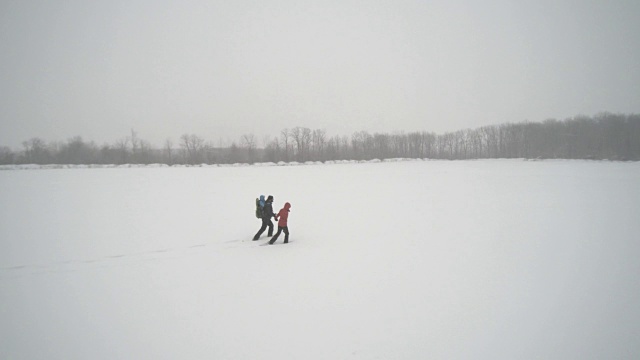 鸟瞰图家庭雪鞋户外在冬季暴风雪视频素材