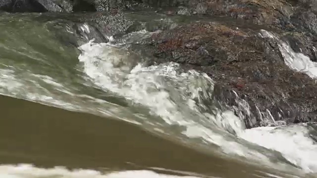 河流流过岩石的特写视频素材