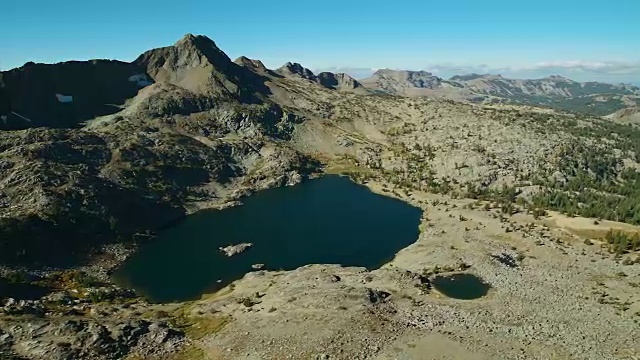 加州荒野地区的湖泊和山峰视频素材