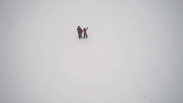 鸟瞰图家庭雪鞋户外在冬季暴风雪视频素材