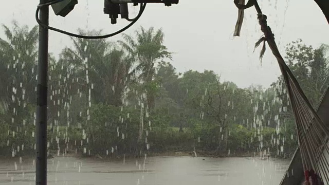 中景从船到雨落在河流和丛林视频素材