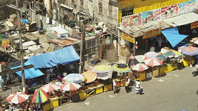 人们浏览街市摊位的中景视频素材