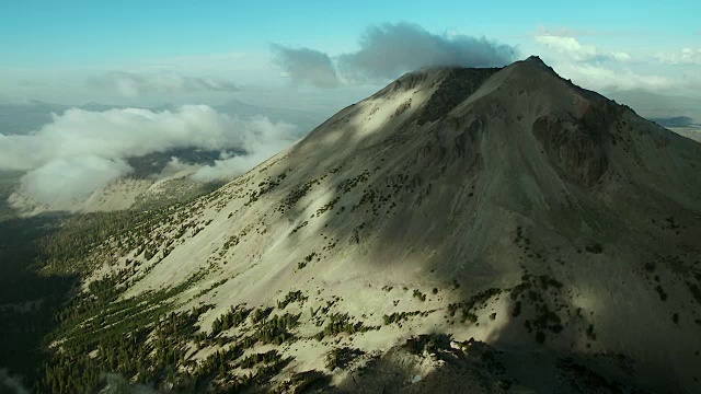 拉森山高耸入云视频素材