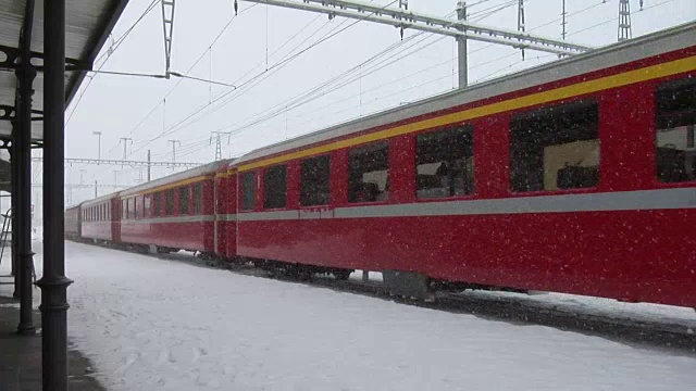 雷因铁路的冬天(Rhätische Bahn)视频素材