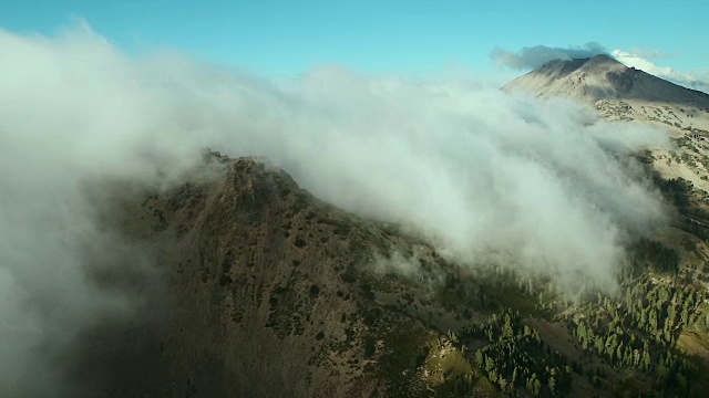 拉森国家公园的云团在山峰上翻滚视频素材