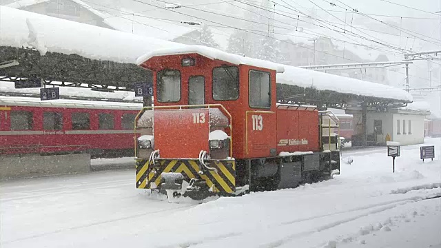 雷因铁路的冬天(Rhätische Bahn)视频素材