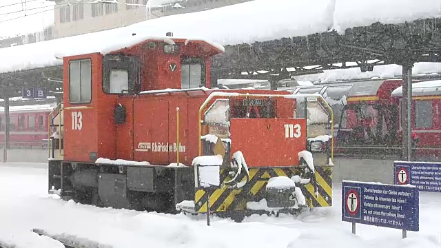 雷因铁路的冬天(Rhätische Bahn)视频素材