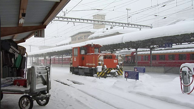 雷因铁路的冬天(Rhätische Bahn)视频素材