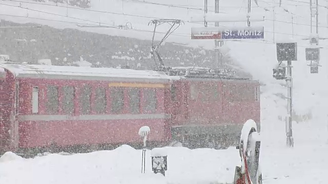 雷因铁路的冬天(Rhätische Bahn)视频素材