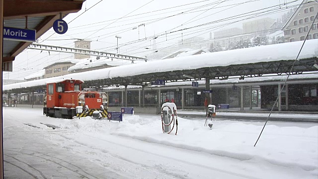 雷因铁路的冬天(Rhätische Bahn)视频素材