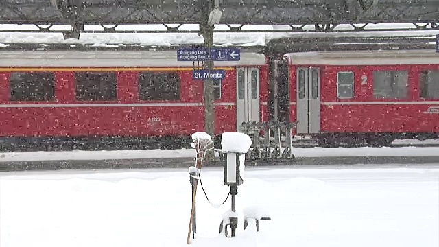 雷因铁路的冬天(Rhätische Bahn)视频素材