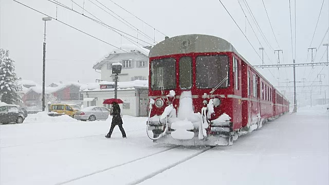 雷因铁路的冬天(Rhätische Bahn)视频素材