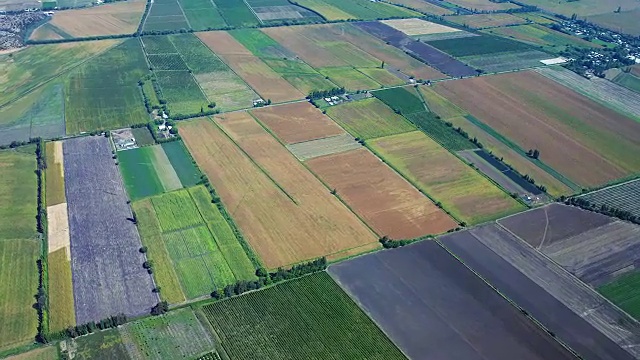 耕地上空飞行视频素材