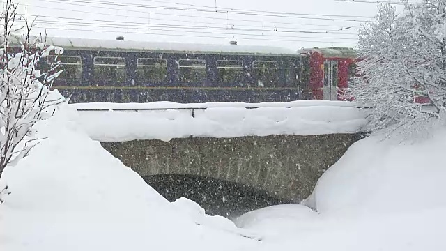 雷因铁路的冬天(Rhätische Bahn)视频素材