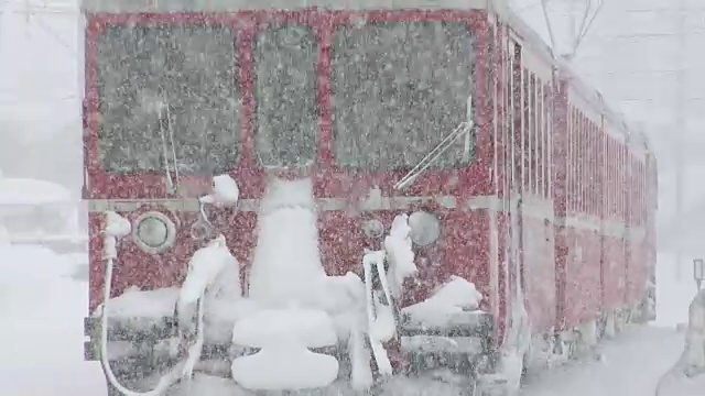 雷因铁路的冬天(Rhätische Bahn)视频素材