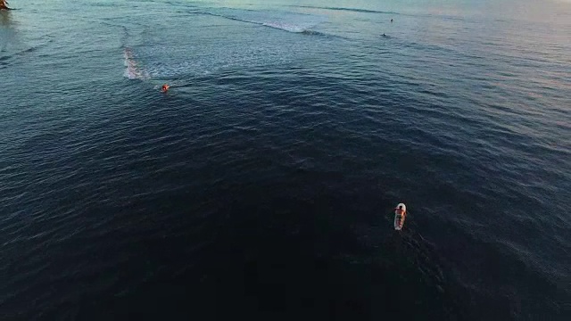 日落时分在考艾岛的秘密海滩上冲浪。视频素材