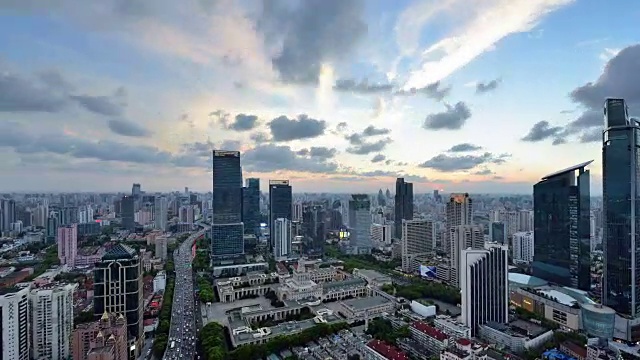 4K:上海城市景观，中国，白天到夜晚的过渡，缩放视频素材