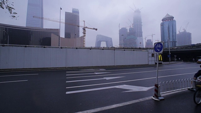 中国北京——2016年10月7日:朝阳区中国国际贸易中心区域交通枢纽。视频素材