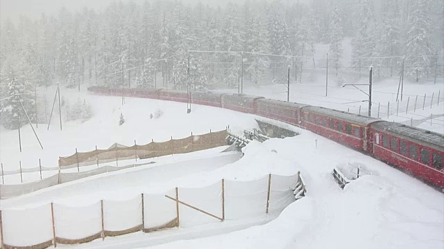 雷因铁路的冬天(Rhätische Bahn)视频素材