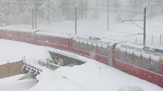 雷因铁路的冬天(Rhätische Bahn)视频素材