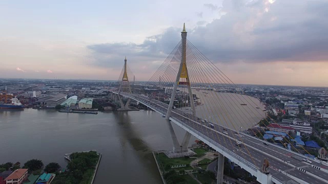 横跨湄南河的罗摩八世大桥，泰国曼谷视频素材