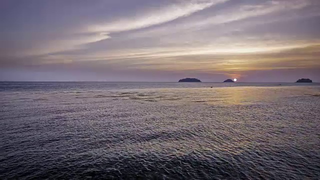 夕阳落在海面上视频素材