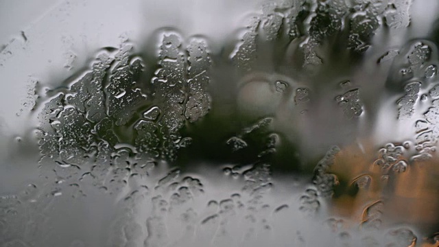 雨滴落在窗户上视频素材