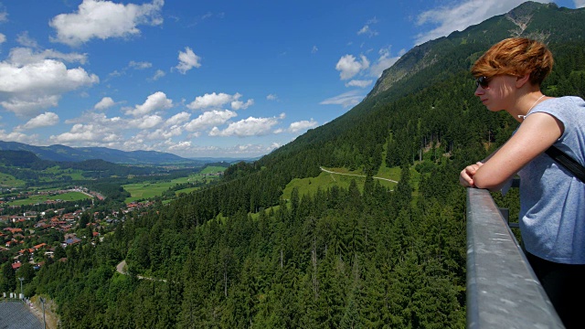 从Schattenberg滑雪跳跃在埃尔丁竞技场，Oberstdorf, Allgaeu，斯瓦比亚，巴伐利亚，德国视频素材