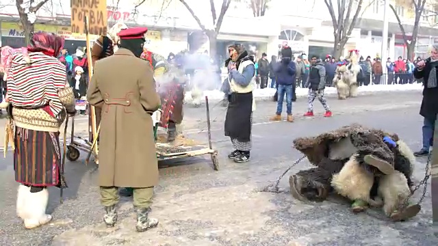 在传统的库克里节上，穿着服装的参与者表演视频素材