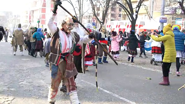 在传统的库克里节日中，库克里人和其他盛装的参与者列队行进视频素材