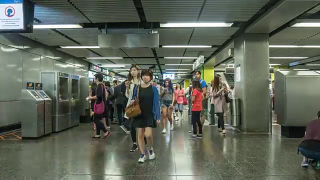 香港地铁系统的繁忙时段。香港火车站的人群视频素材