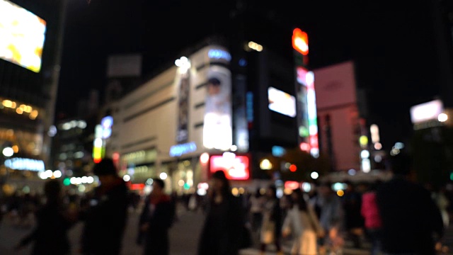 挤在日本东京涩谷的人群中视频素材