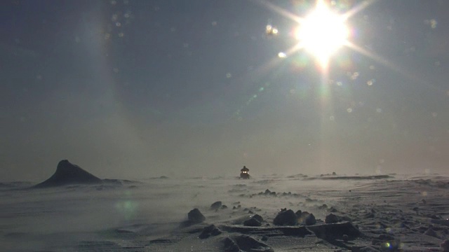 一名男子在白令海峡的暴风雪中驾驶雪上摩托视频素材