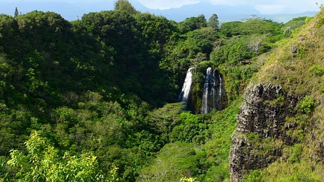 夏威夷考艾岛奥佩卡瀑布与青山旅游景点4K视频素材