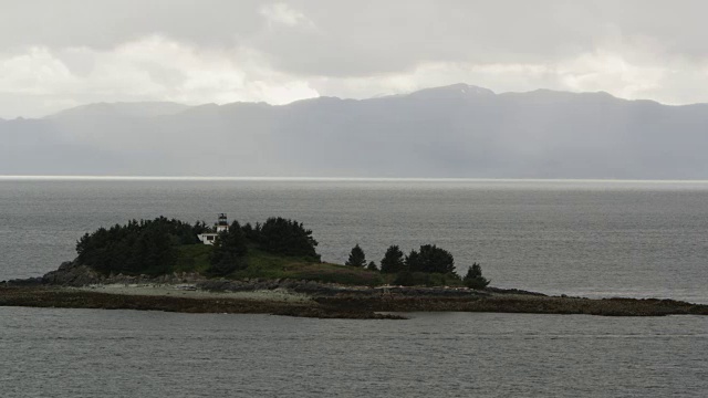 小岛与灯塔的景色视频素材