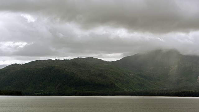 从一艘游船穿过与一座山平行的水的视角视频素材