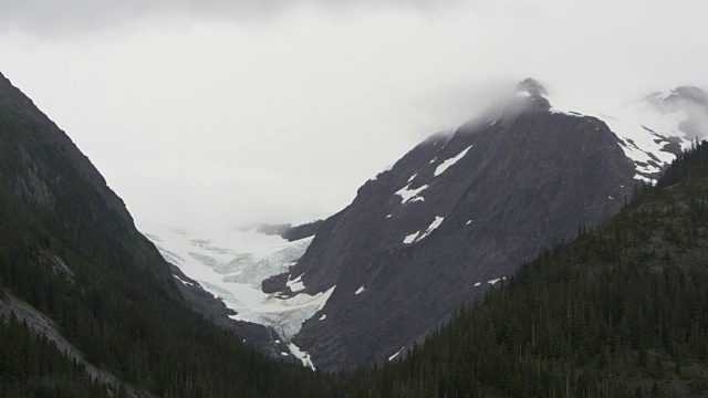 山上的冰川全景视频素材