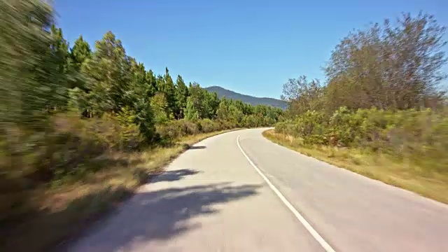 移动风景透过车的前窗看到司机POV -部分8 -山区森林视频素材