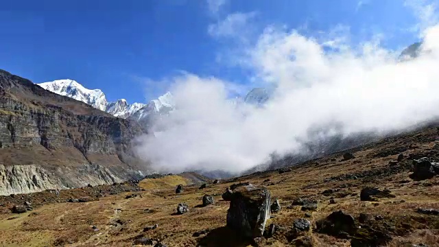 云层时间流逝，尼泊尔安纳普尔纳基地的马查普切尔山。视频素材